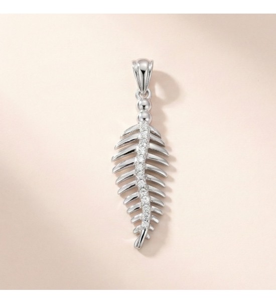 Silver Leaf Pendant – Elegant Nature-Inspired Jewelry