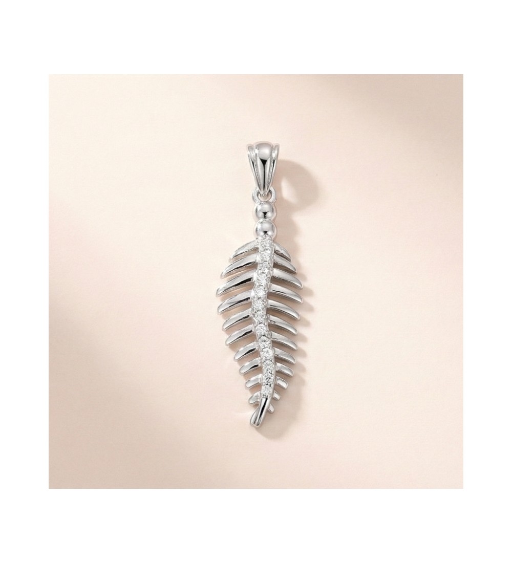 Silver Leaf Pendant – Elegant Nature-Inspired Jewelry