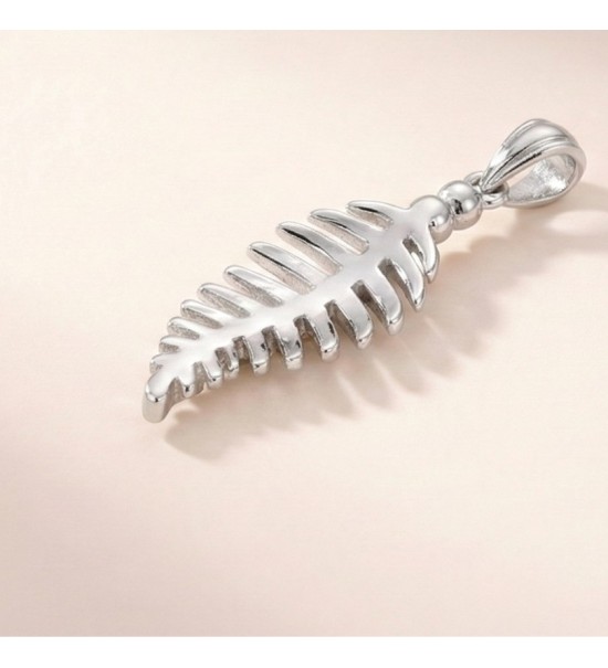 Silver Leaf Pendant – Elegant Nature-Inspired Jewelry