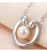 Horseshoe Pearl Pendant Necklace – Silver Finish