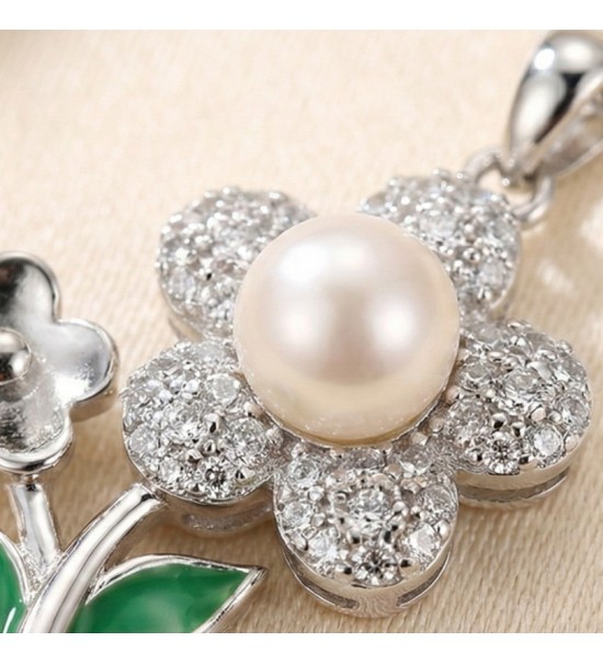 Floral Pearl Pendant Necklace – Silver Finish